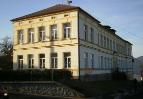 Grundschule und Kindergarten in Dlouhá Ves