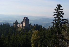 Blick auf die Burg Kaperk und den Pust hrdek (dschlssel)