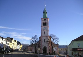 Stadtplatz in Kapersk Hory mit der hl. Margarete Kirche