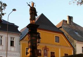 Stadtplatz in Kapersk Hory
