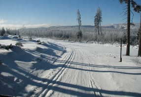 Blick aus Str zu der Prameny Vltavy (Moldau-Quelle) im Winter