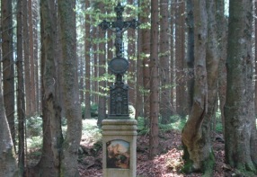 Pomníček na Schwarzenberském kanále nedaleko od lovecké chaty. Popis "Revier Hutschenbach" - Revír Hučický potok (Hučice)
