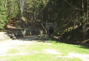 Horní portál tunelu na Jeleních Vrchách