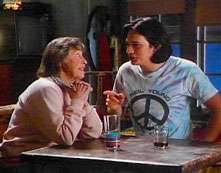 Majitelka obchdku Ruth Anne a poloindin Ed, amatrsk filma a fanda Woodyho Allena.