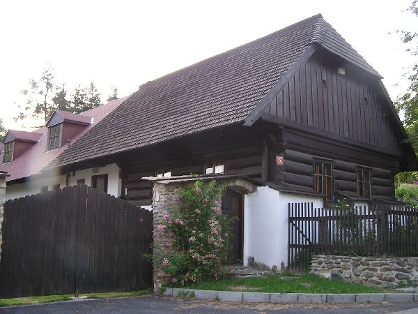 Mlad�kov - lidov� architektura