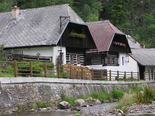 Lidov� architektura -Ml�ny