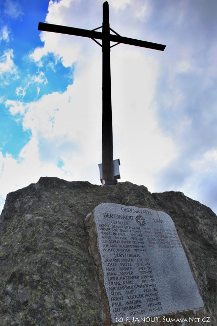  Pod vrcholovým křížem na Malém Ostrém je pamětní deska členům Bavorské horské služby