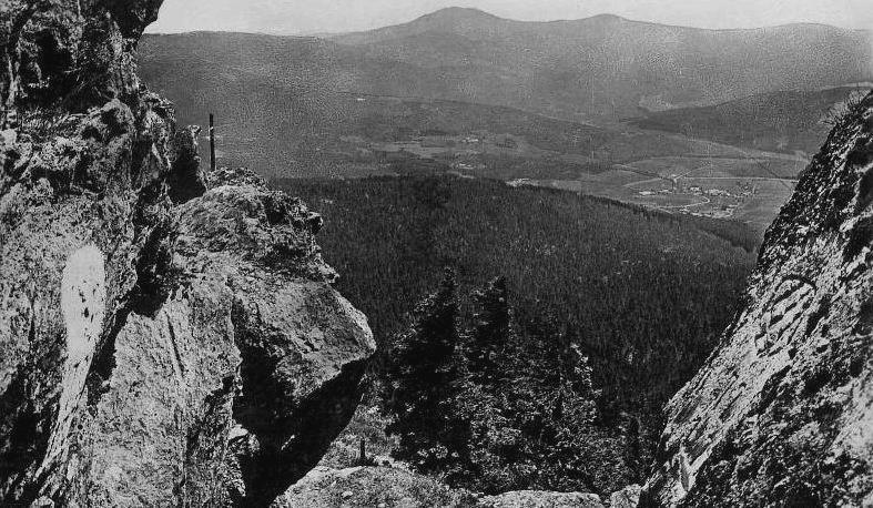 Skalní soutěska na Ostrém s původními hraničními znaky 72 na staré fotografii (sbírka autora)