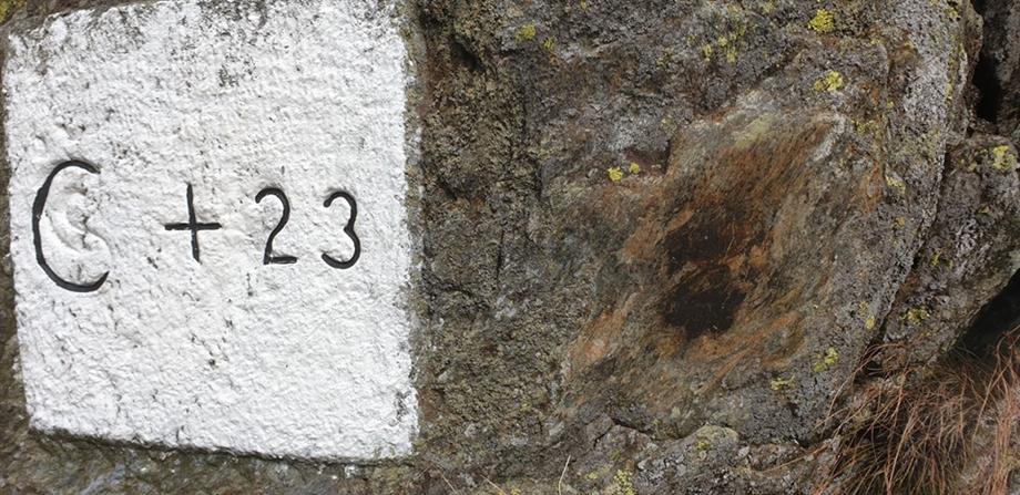 Kámen dotyku – tady se nacházel český lev, letopočet 1771 a pořadové číslo 72