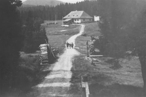 Turisté u Roklanské hájenky